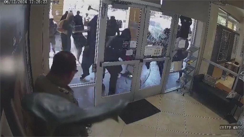 美國「快閃搶案」層出不窮 珠寶店遭20名歹徒搜刮一空