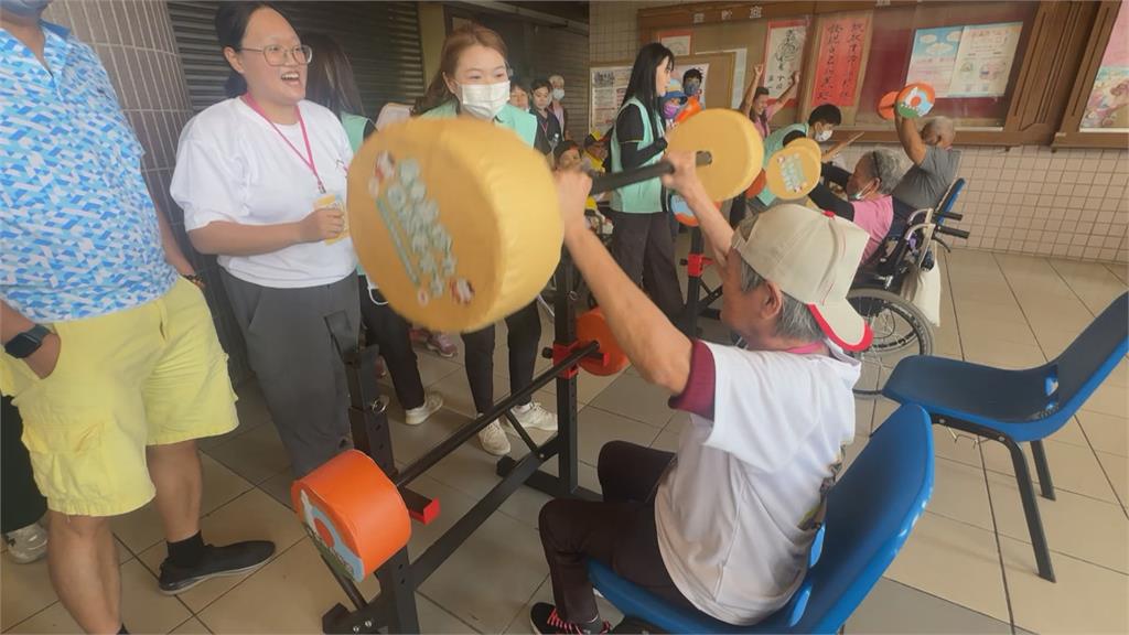 屏東縣日照運動會　阿嬤當「一日神射手」　長輩挑戰舉重