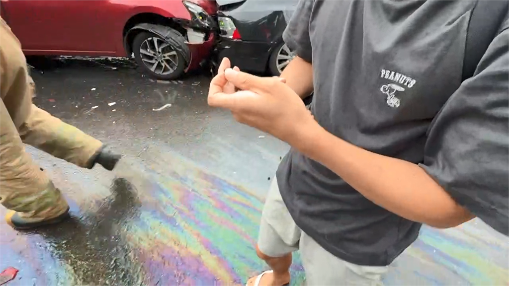 快新聞／路面濕滑！台84大貨車雨中「煞不住」撞4車　等紅燈慘成夾心餅「車頭全爛」