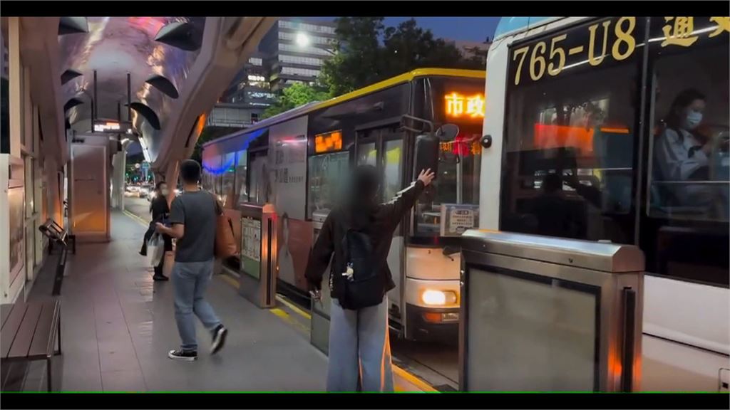 台中BRT公車關門就不載？　女子狂揮手被無視　當場傻眼