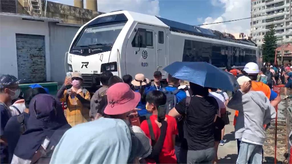 扇型車庫舉辦新車見面會　台鐵新購R200型柴電機車亮相