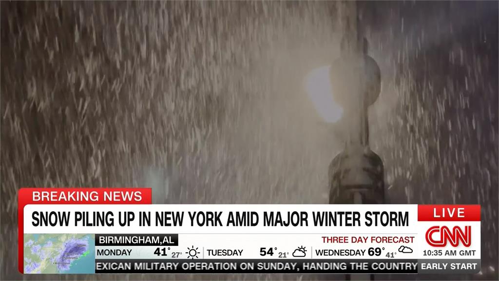 炸彈氣旋來襲! 美國東北部暴雪釀40萬戶停電、交通大亂