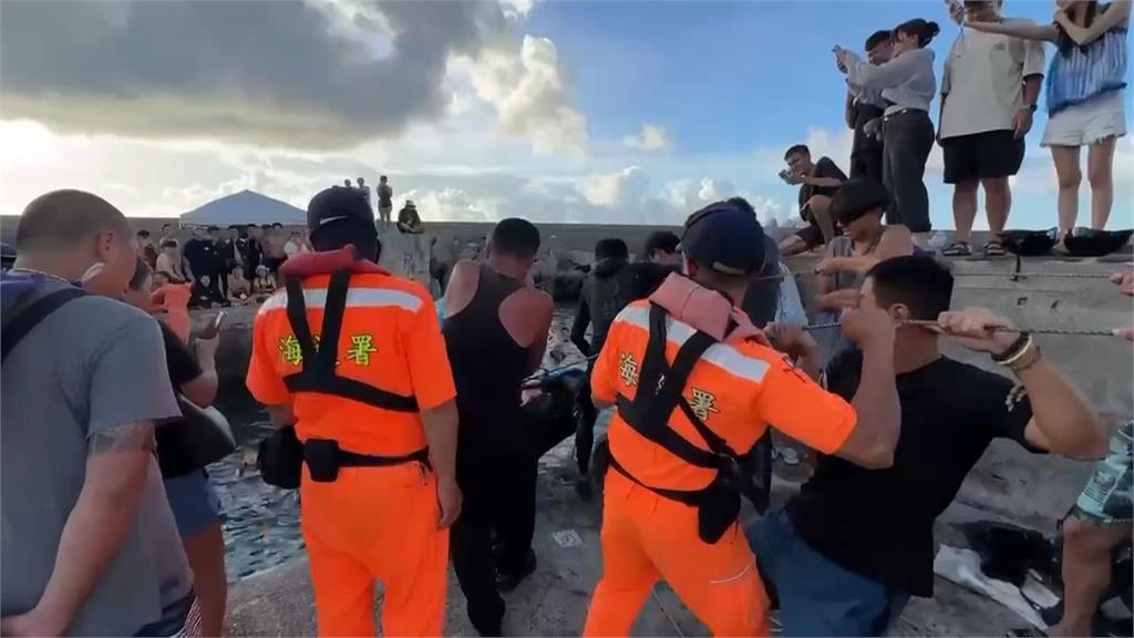 香港男遊綠島騎機車不慎落海　海巡合力「拉繩救機車」