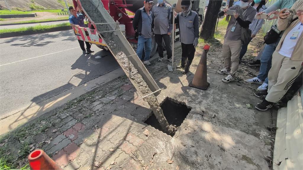 人行道驚見小天坑! 男子踩空跌落"雙腳擦挫傷"