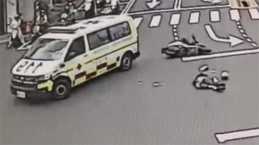 台南救護車執勤載病患 騎士疑未注意路口直撞倒地