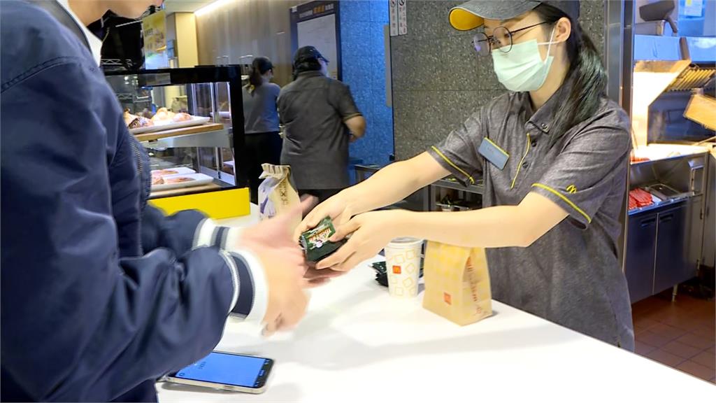 快新聞／麥當勞《獵人》盲卡爆排隊潮　官方證實：30萬份3小時賣光