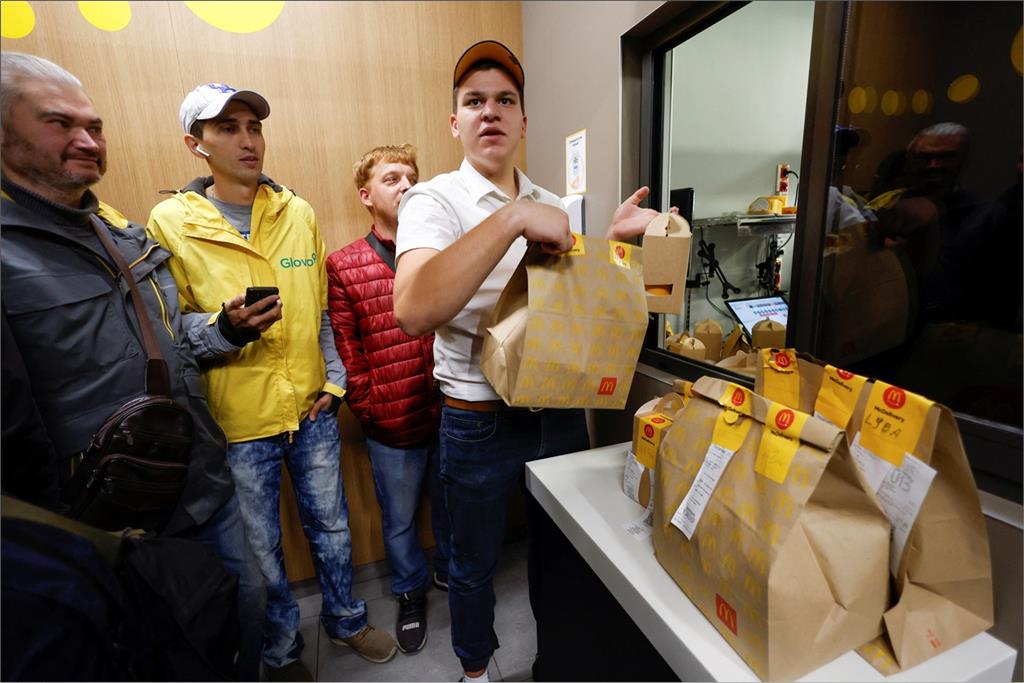 等了將近7個月！烏克蘭麥當勞重新開張　大批外送員擠爆取餐窗口