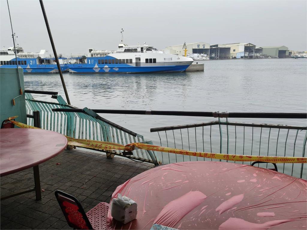 快新聞／東港船隻衝河岸餐廳！民眾嚇到送醫