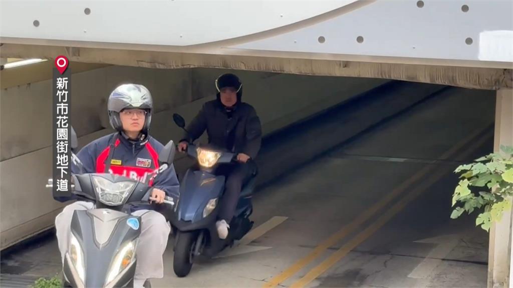 地下道太矮？越野車騎士歪頭騎車　安全帽差點報銷