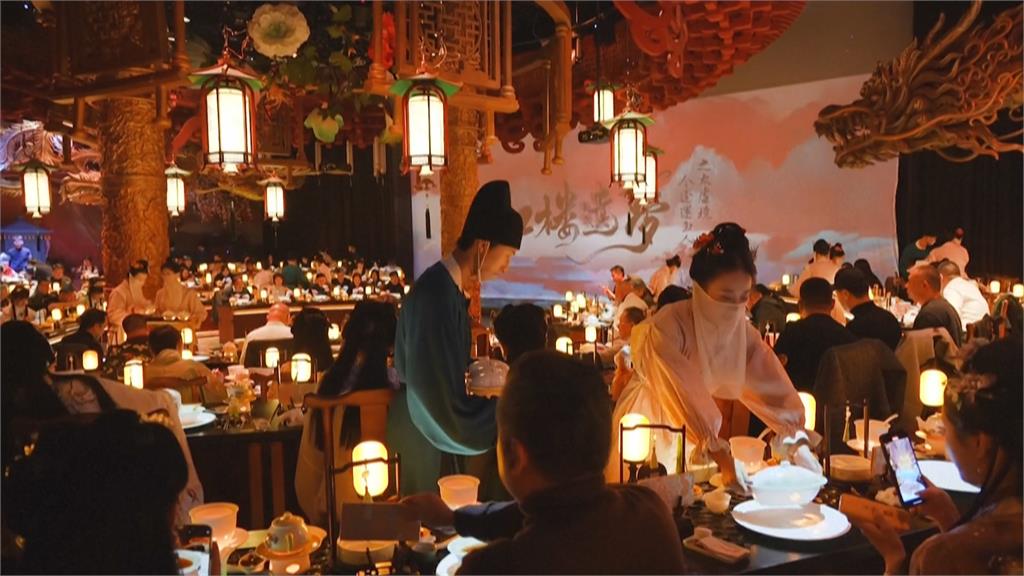 情緒消費？中國漢服主題餐廳爆紅　專家估恐面臨「最長消費放緩期」