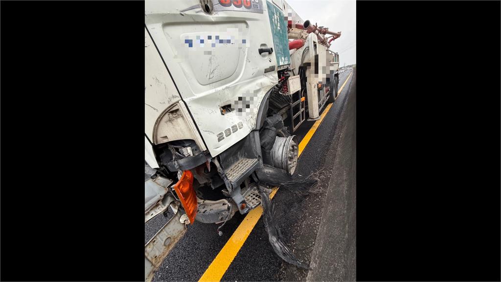 大貨車爆胎失控衝進內側車道 下1秒...休旅車撞上