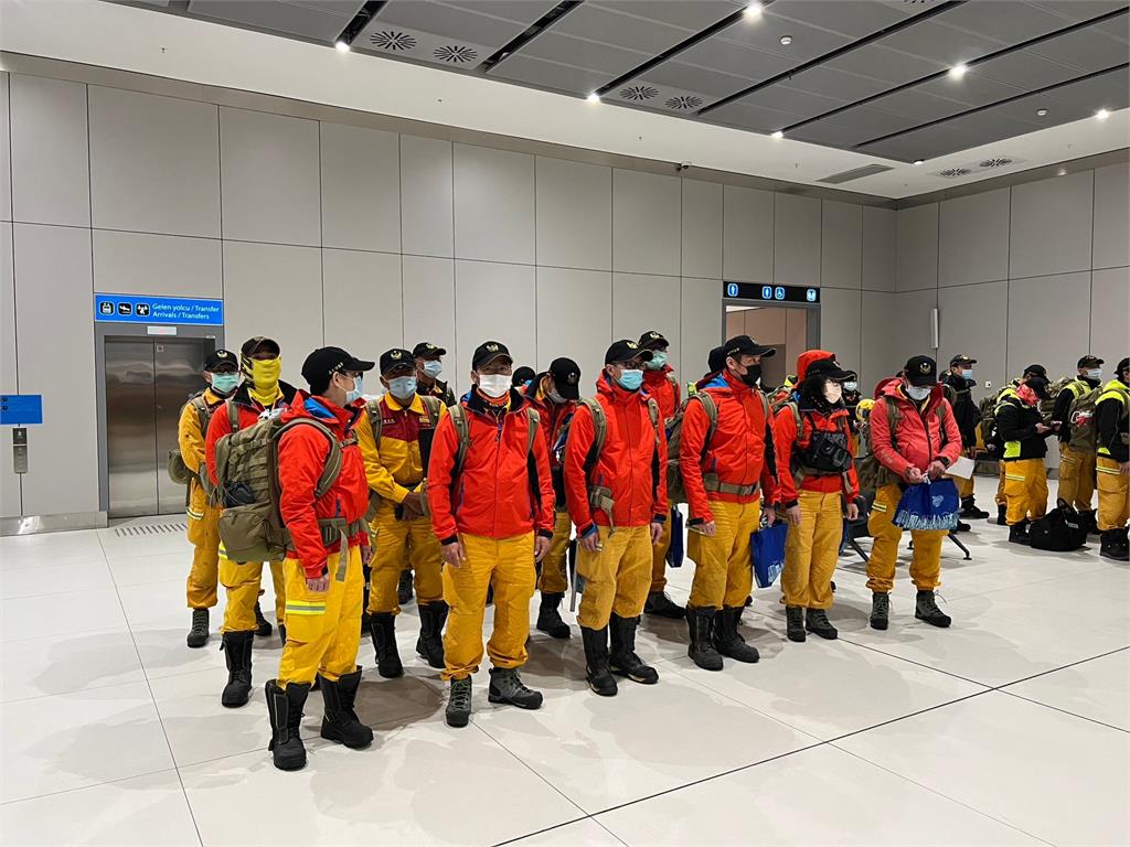 快新聞／第2批「台灣英雄」到了！　90名搜救隊飛抵土耳其畫面曝