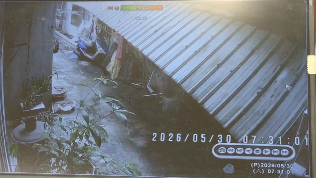 大雨害高雄鹽埕「無人屋」倒塌　瓦礫堵對面住戶害受困