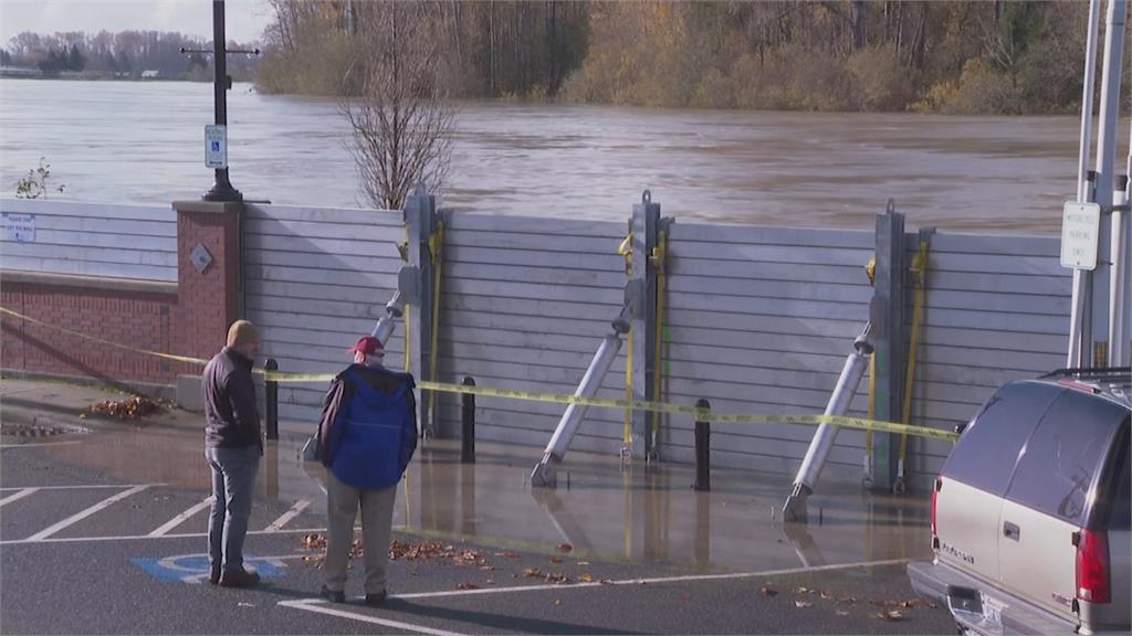 「大氣河流」現象洪水山崩　空中救援「水困貝比」
