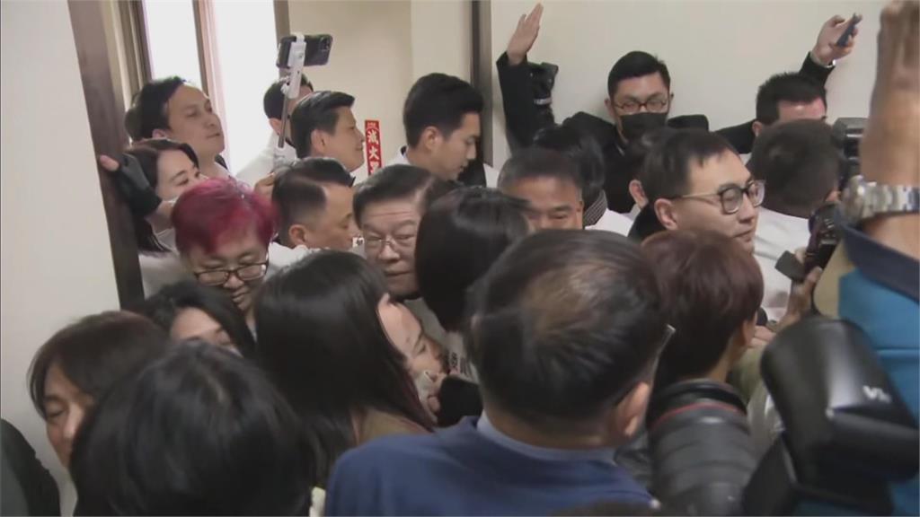 快新聞/選罷法硬闖關!藍營人數優勢「封鎖」會議室 朝野樓梯間數度推擠