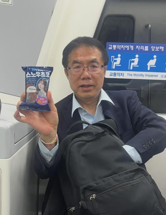 南韓「巧遇黃偉哲」野生狀態被出賣！他收小禮物「秒掏1物回贈」網嗨：超扯