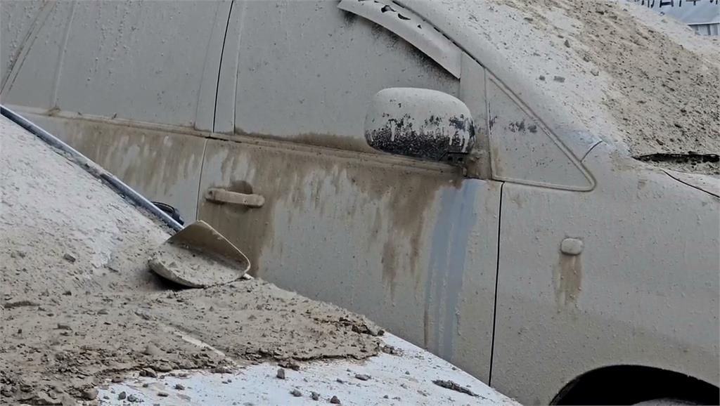 有夠衰!停車場遭工地水泥灌漿襲擊 15輛車變「水泥車」