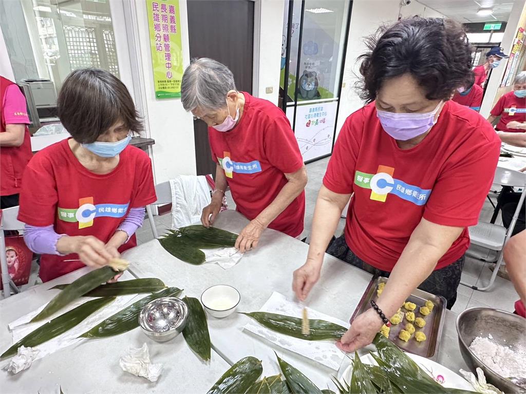 快新聞/健康又營養! 嘉義民雄衛生所合體長輩共包「水果冰粽」