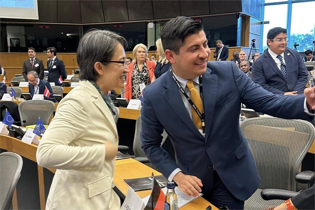 快新聞/蕭美琴歐洲議會演說宛如「大明星」 議員掌聲如雷要求合照