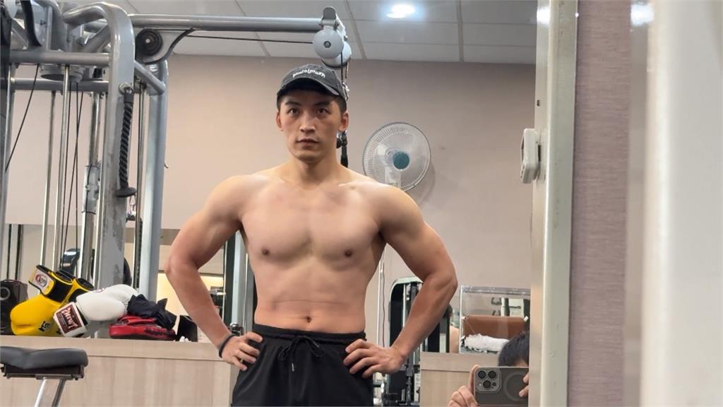 醫院放射科海報吸睛 肌肉猛男「脫衣」教學