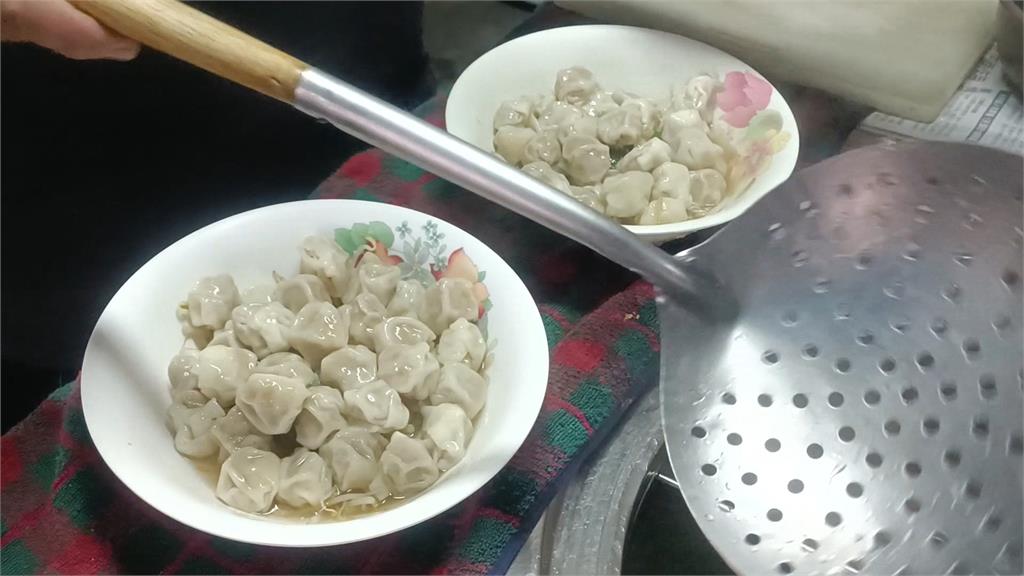 老闆「一把抓」沒在數! 一碗麵20顆餛飩只要60元
