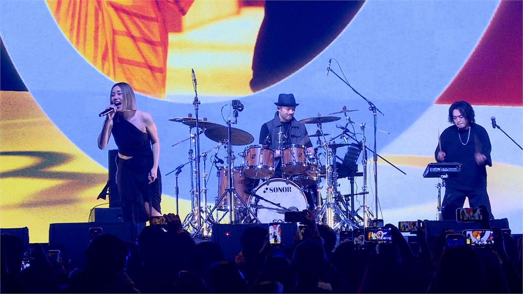 英業達旺年會驚喜不斷　董事長葉力誠化身鼓手嗨翻全場