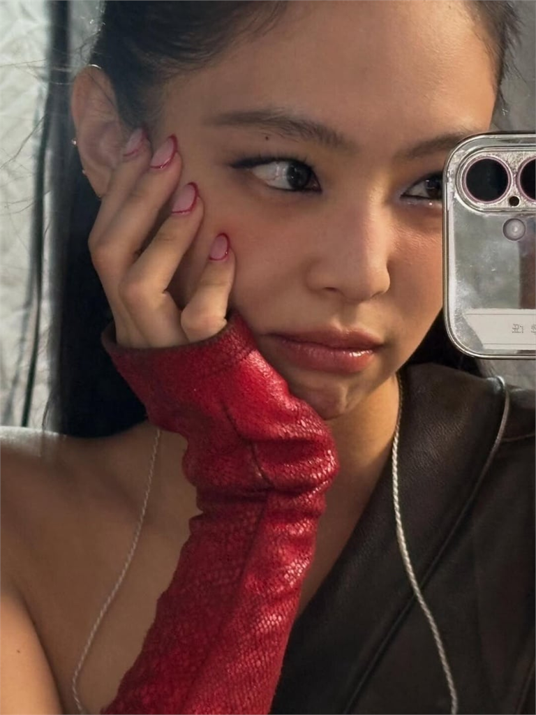 2025「女團同款」美甲範本!BLACKPINK Jennie酒紅法式超性感,這款出鏡率最高!