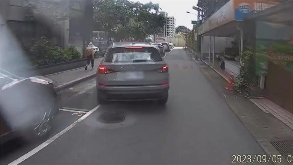 路你家的？4輪「臨停路中間」被叭還不爽　騎士開嗆網讚爆：剛好而已