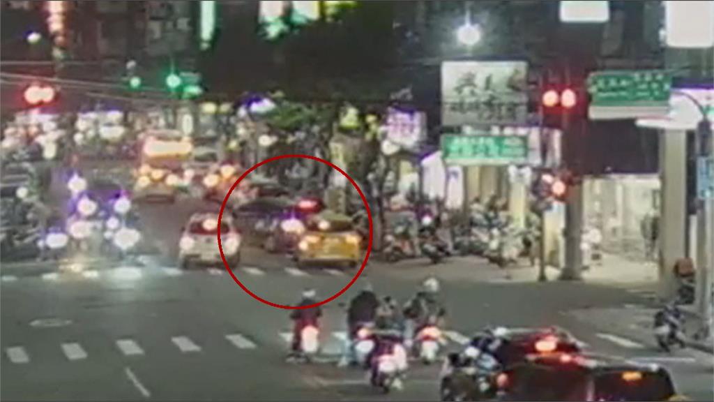 違規臨停不滿遭拍! 小黃運將竟下車揮拳還持刀揮舞