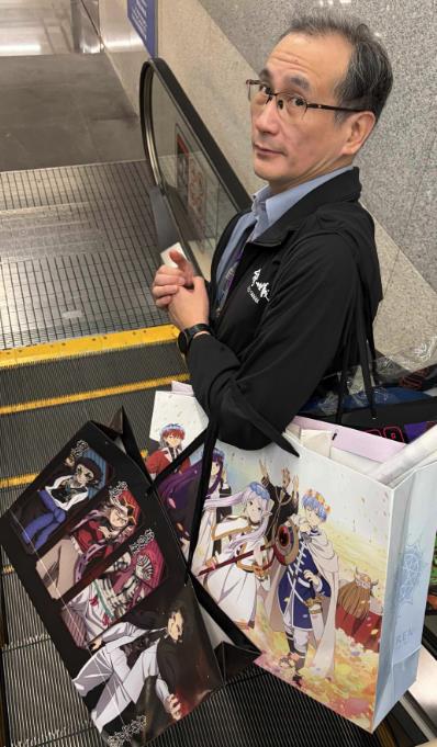 鄭運鵬北車大廳「坐地照」掀議！扛3大袋全被拍「動念離開」真相曝光