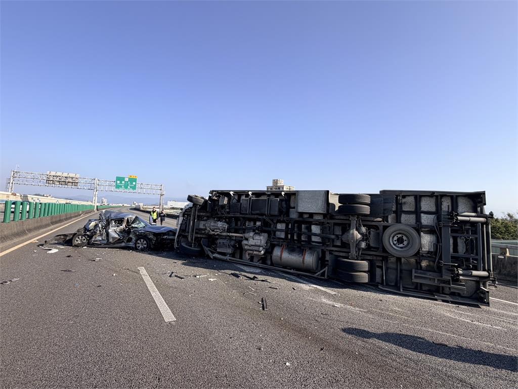 最新／嚇！國道7車連環撞　小貨車「橫躺」路中釀6傷