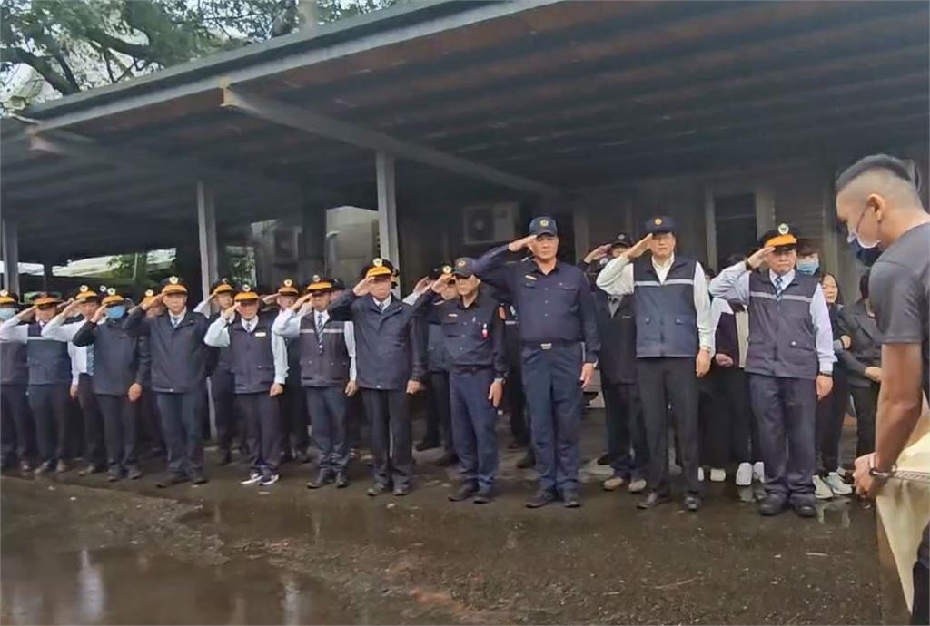 台鐵司機員猝逝 老父親穿台鐵制服送兒最後一程