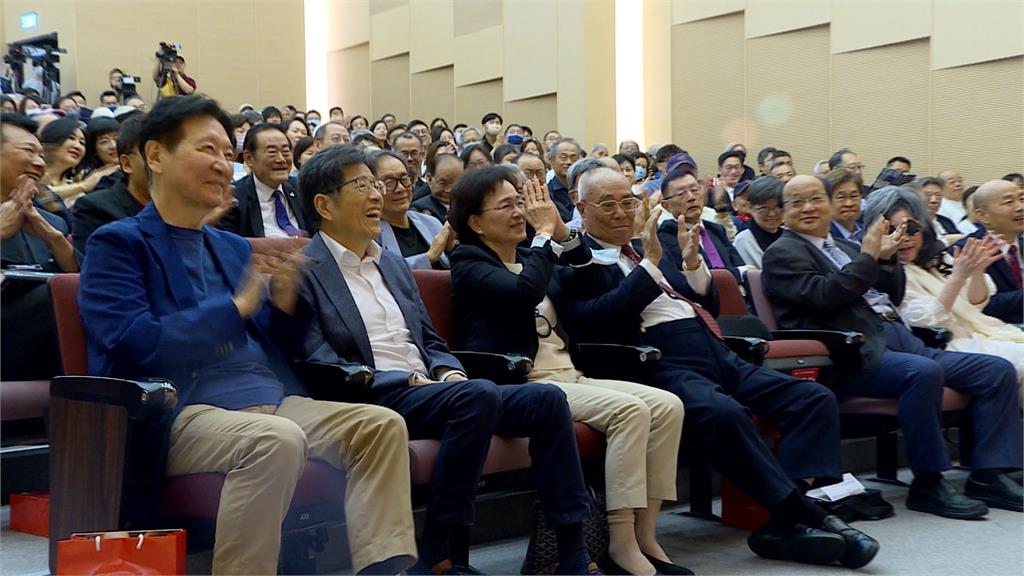 胡志強出書談從政心路　韓國瑜讚：我跟他都證明腦袋比頭髮重要