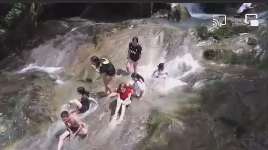 空拍影片曝！菲律賓瀑布秘境秒變山洪　一家3口被沖走不幸罹難