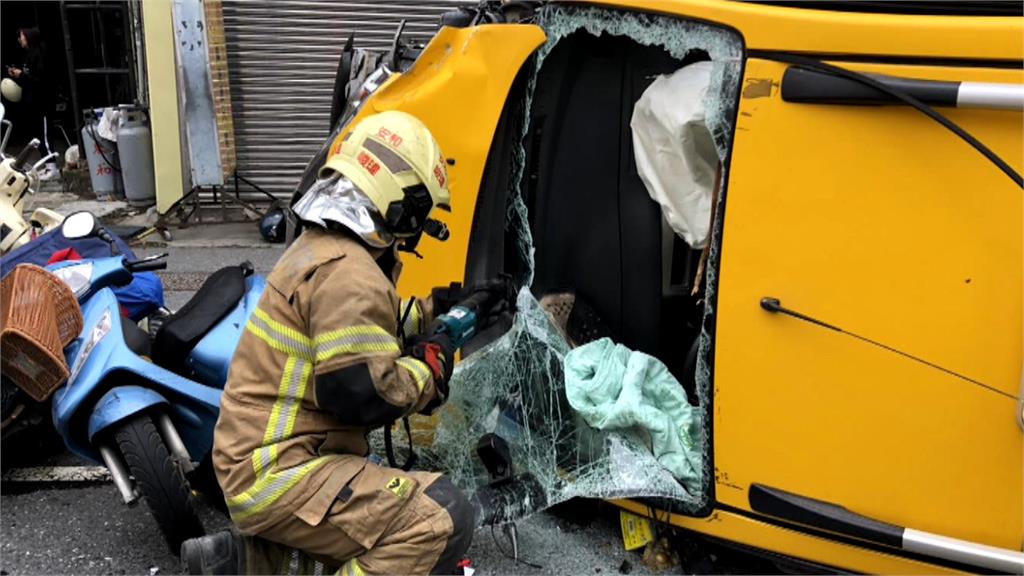 台南安南小黃追撞8車側翻 1駕駛受傷送醫