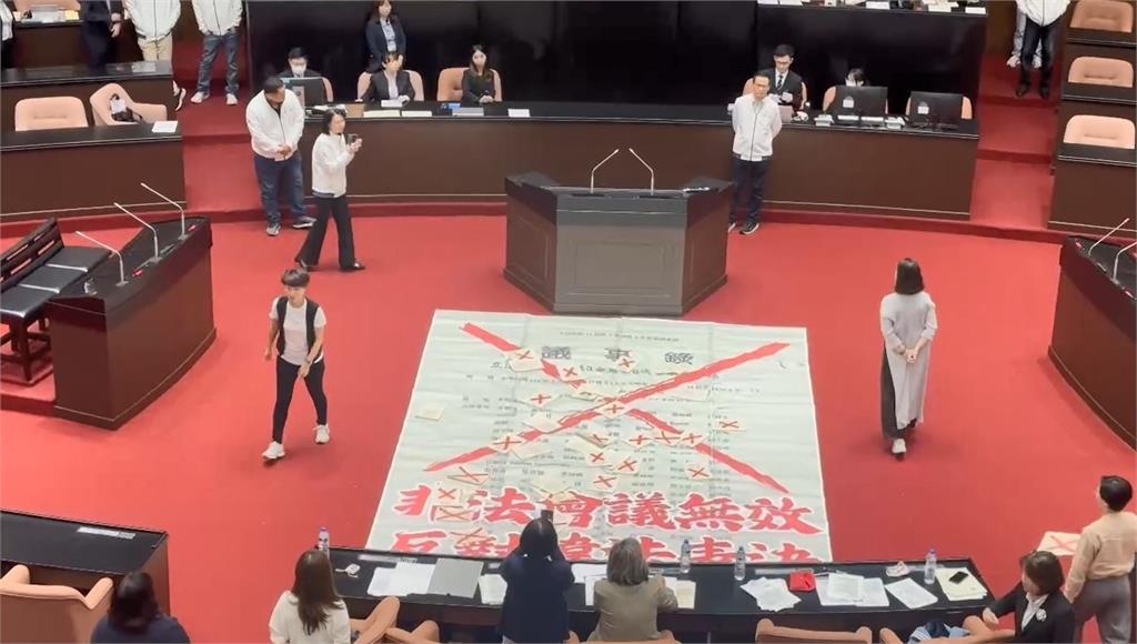 快新聞/兩公投逕付二讀議事錄獲確認 綠委舉「大叉叉紙張」開嗆韓國瑜