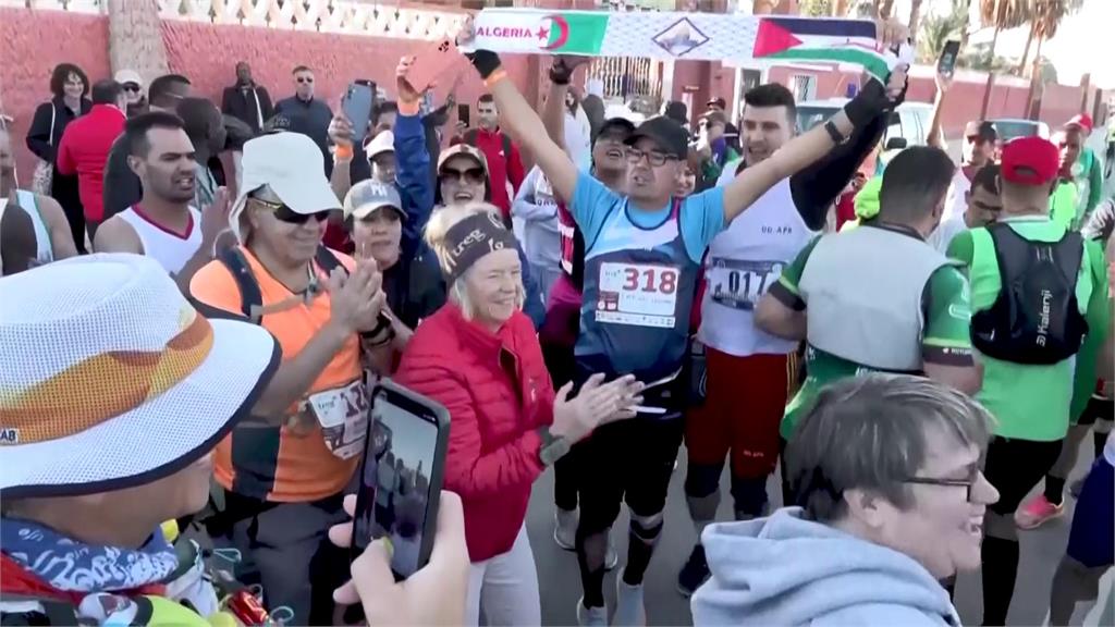 北非阿爾及利亞舉辦「沙漠路跑賽」　跑者慕名挑戰感受異國風情