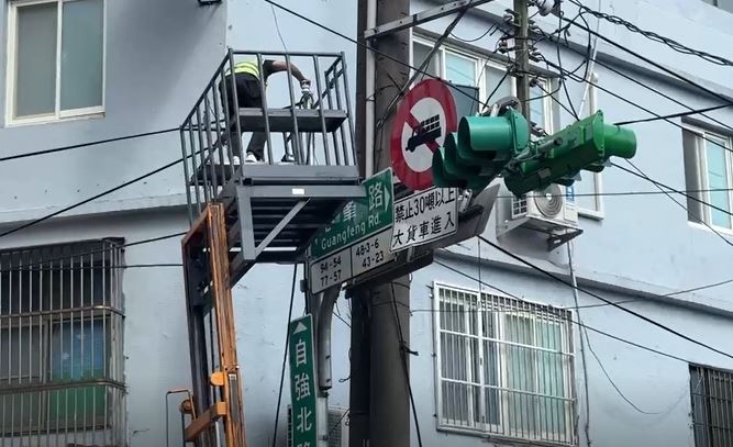 超離譜！紅綠燈不見了　竟是砂石車扯斷電線「順道載走」