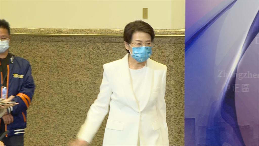快新聞／台北市長辯論2時登場！ 黃珊珊一襲白西裝、戴眼鏡現身