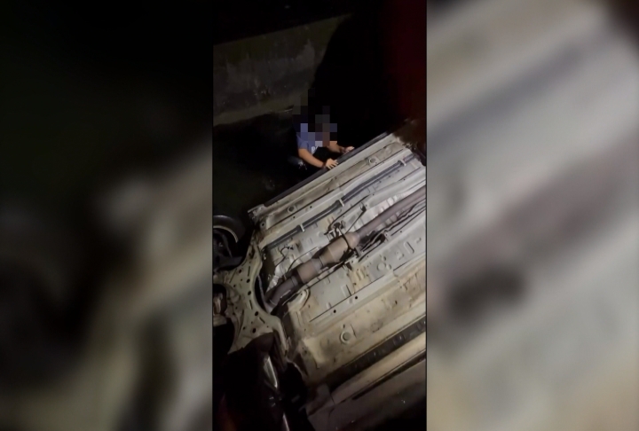 女自撞電桿翻車！　1國中生﹑1男路過下水救人