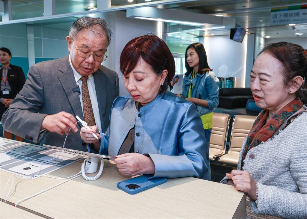 【淡江傳真】傳統書畫融合淡江e筆AI科技 張炳煌桃機二航廈開展