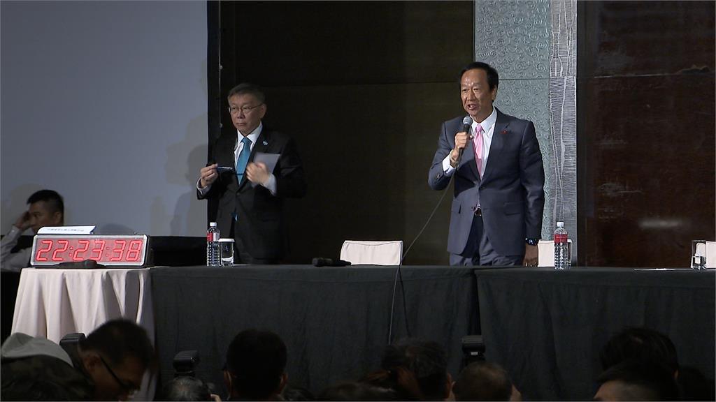 柯、侯、朱台上言語交鋒互不相讓 郭台銘嘆:看來是無言結局