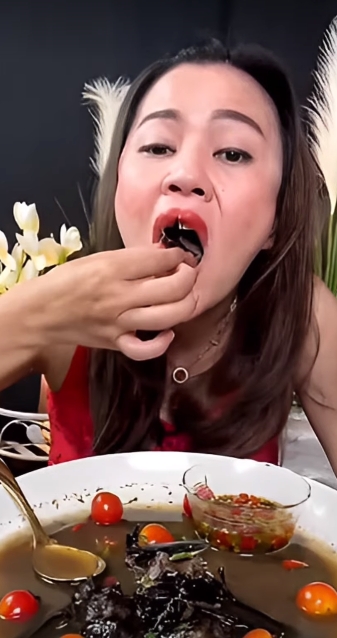 怕爆！泰國女網紅「整隻蝙蝠」熬成湯　開直播「展翅吃下肚」全網嚇傻