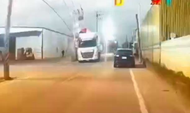 大貨車鷗翼門扯斷電線桿釀停電 粗心駕駛賠慘了