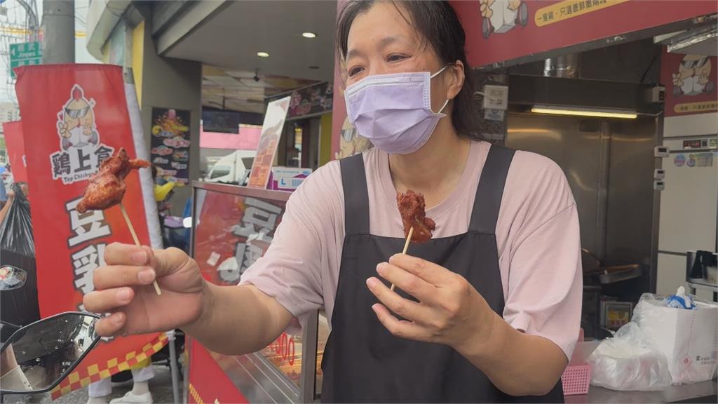 大雨也澆不熄愛吃豆乳雞的心　鐵粉冒雨現身　店員感動送雞翅喊：真愛！