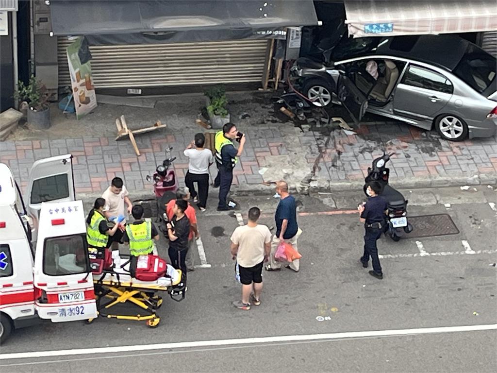 男子疑為閃避迴轉車輛撞刈包店 5人受傷幸無生命危險