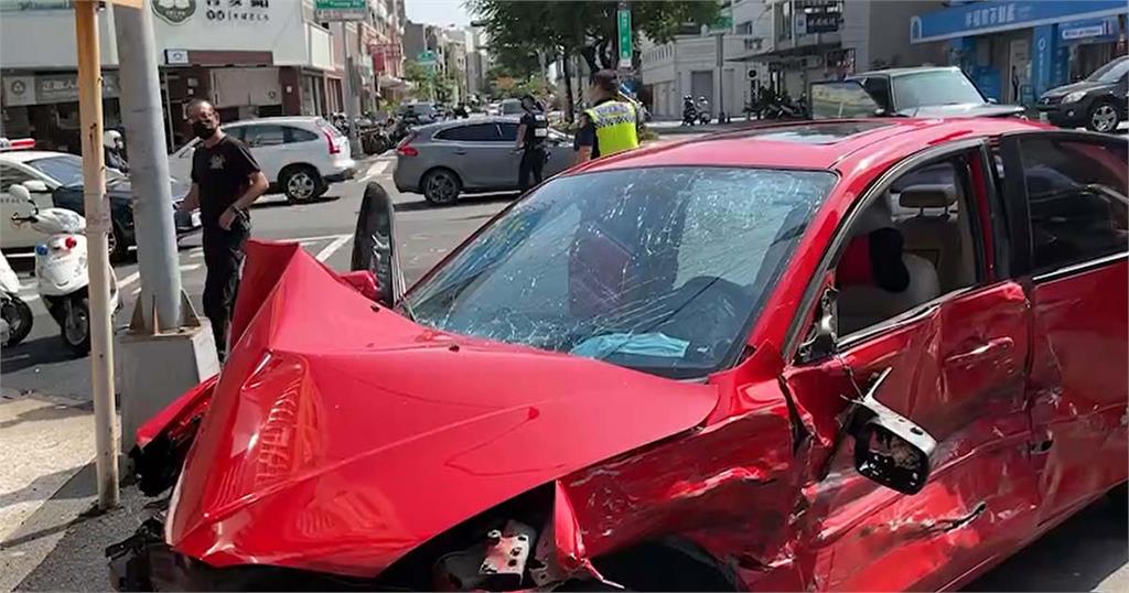 快新聞／台南2車撞成一團「紅色轎車車頭變形」　5人急送醫1女手部骨折