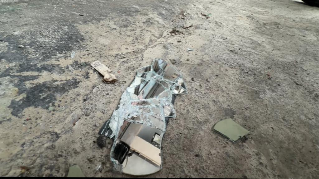 稱心情不好！毒男街頭沿路砸車洩憤　轄區警局疑無法掌握情況