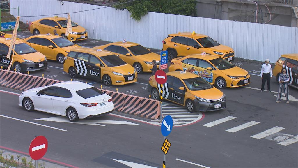 高雄火車站集結近百位司機!怒控台鐵影響排班車權益
