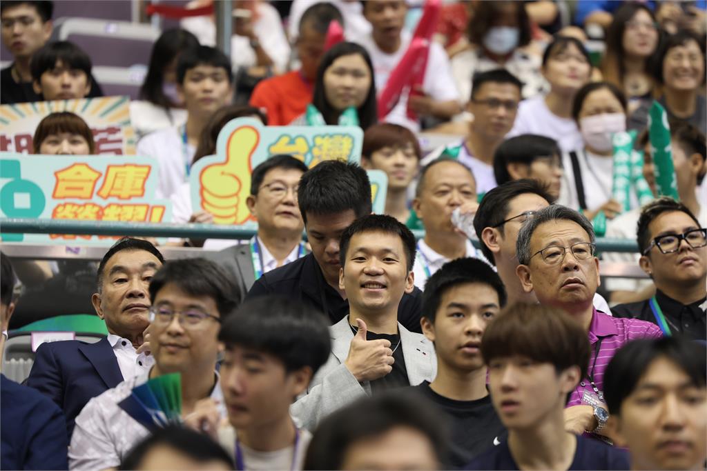 羽球(影)／楊博軒、胡綾芳「銀」恨抱亞軍！見「學長」李洋親自頒獎笑意藏不住